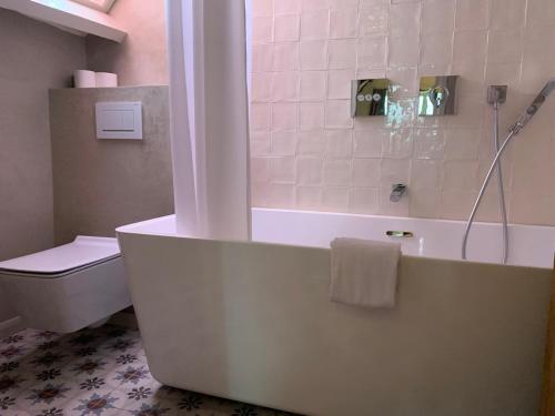 布鲁日萨尔瓦托酒店的带浴缸和卫生间的浴室。