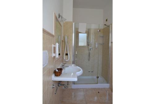利卡斯戴勒B&B "Bilha Hotel"的一间带水槽和淋浴的浴室