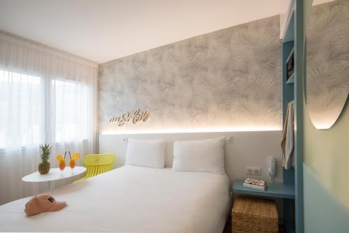 圣罗兰度瓦ibis Styles Nice Cap 3000 Aéroport的卧室设有一张白色大床和一扇窗户。