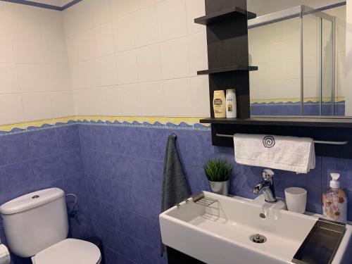 阿瓜尔达CASA A GUARDA的浴室配有白色卫生间和盥洗盆。