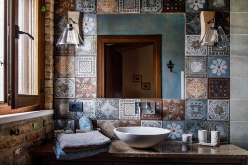 圣安杰洛城B&B Torre Dell'Angelo的一间带碗水槽和镜子的浴室