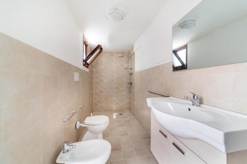 圣潘克拉齐奥萨伦蒂诺Casetta Annarosa by BarbarHouse的一间带卫生间和水槽的浴室