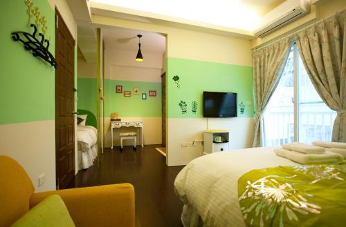 花莲市微甜彩虹民宿的一间卧室设有一张床、一台电视和一个窗口。