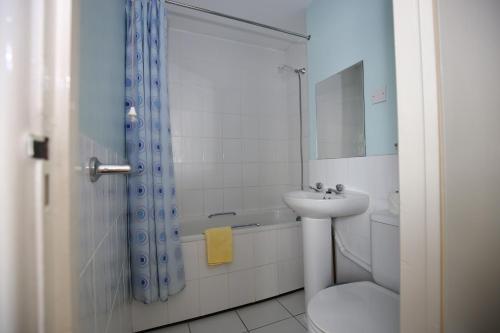 伯恩茅斯拉古娜酒店的一间带水槽、卫生间和淋浴的浴室