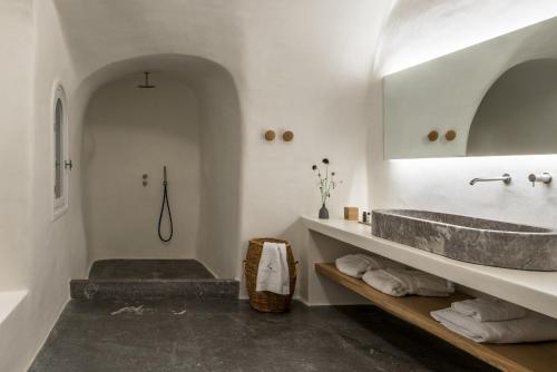 伊亚彻利多尼亚奢华套房酒店 的浴室配有盥洗盆和浴缸。