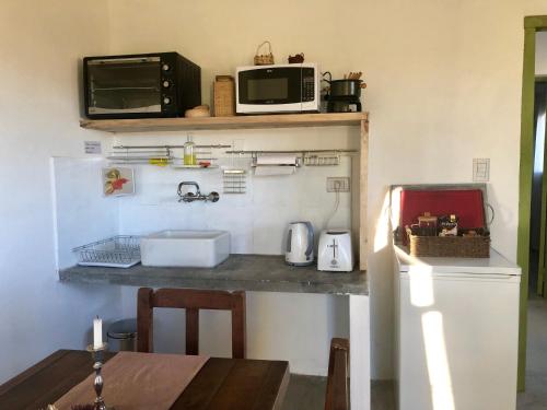 卡奇Casa San José的厨房配有带水槽和微波炉的台面