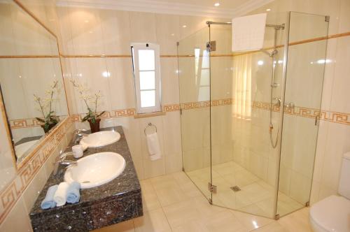 卡武埃鲁德莫拉普雷萨酒店的一间带两个盥洗盆和淋浴的浴室
