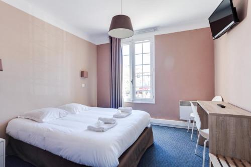 马洛塞讷Hôtel-Restaurant Le Blueberry的一间卧室配有一张床、一张书桌和一个窗户。