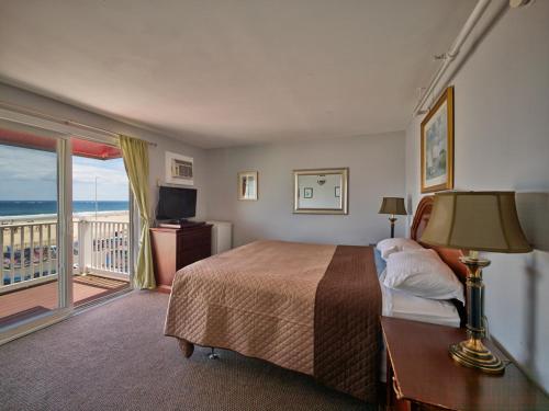 汉普顿大西洋金沙酒店的酒店客房设有一张床和一个阳台。