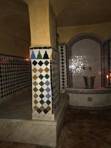 梅克内斯里亚德巴伊亚酒店的一间有彩色瓷砖柱的房间
