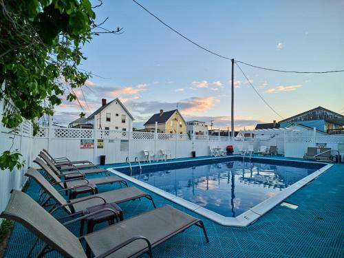 汉普顿希尔克雷斯特酒店 的一个带椅子和围栏的大型游泳池