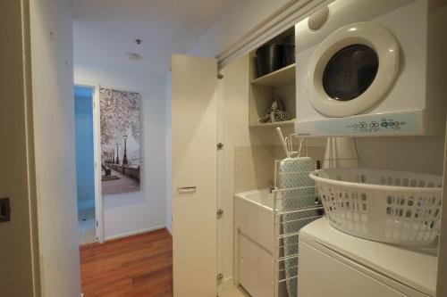 墨尔本ACD Apartments的洗衣房配有洗衣机和烘干机
