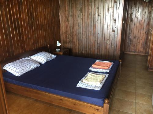 辛尼莫雷特Дървени къщички - Лион的卧室配有木墙内的一张床