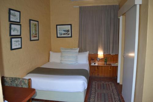 彼得马里茨堡Ascot Inn的酒店客房设有床和窗户。