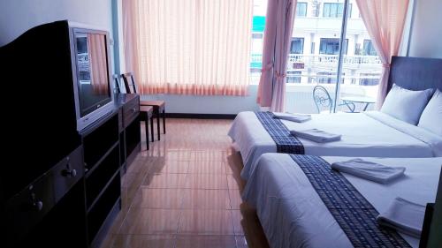 七岩七岩海星旅馆的酒店客房设有两张床和电视。