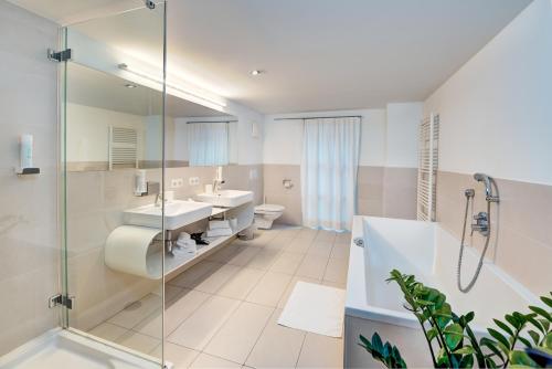 滨湖采尔Hotel Steinerwirt1493的一间带两个盥洗盆和淋浴的浴室