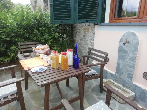 贝韦里诺Il mulino的庭院里设有一张带饮料的木桌