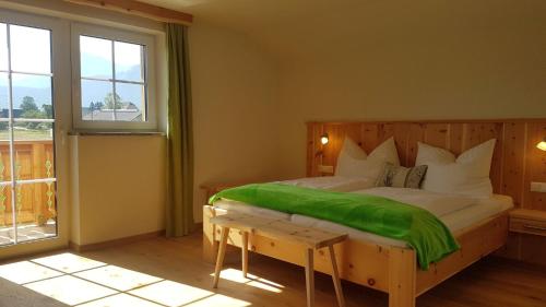 阿伯湖Ferienhaus Grillbauer的一间卧室配有一张带绿毯的床