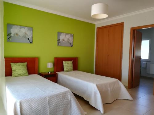 奎特里拉Villa 48的绿墙客房内的两张床