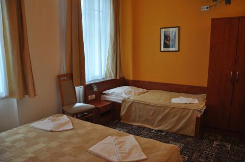 布拉格城市中心豪华酒店的酒店客房设有两张床和窗户。