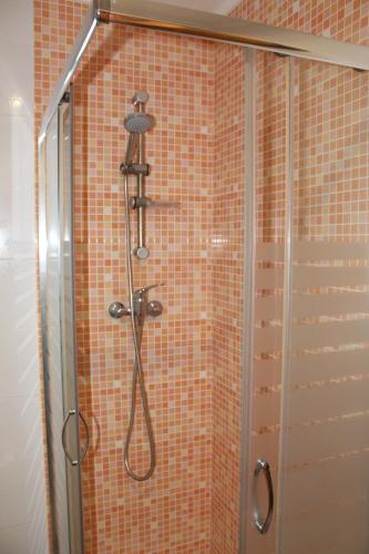 LavradioCharming Baixa II的浴室内配有淋浴和头顶淋浴