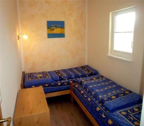 霍恩斯泰因Ferienwohnung Magdalena的小房间设有两张床和窗户