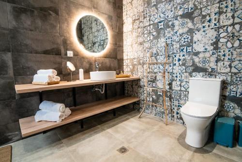 雅莎尼奥SECRET HILL的一间带卫生间、水槽和镜子的浴室