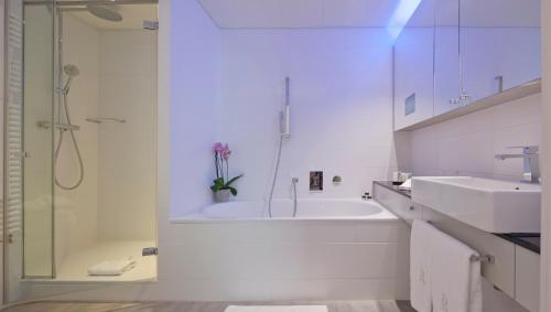 瑞士豪华公寓酒店的一间浴室