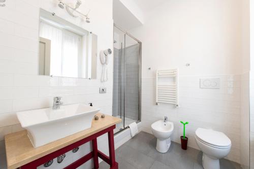 罗马Guest House Al Conservatorio的白色的浴室设有水槽和卫生间。