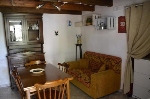 蒙塔尔巴诺Masseria 77的客厅配有桌子和沙发