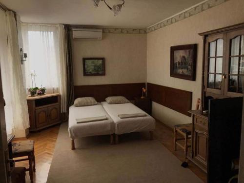 内塞伯尔Апартамент Вангелов的一间卧室配有一张床和一台电视