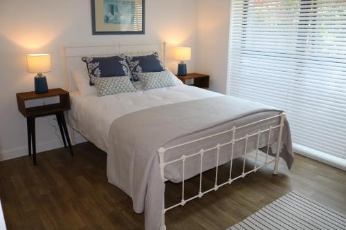 温彻斯特City Apartment的一间卧室配有一张带蓝色枕头的大床