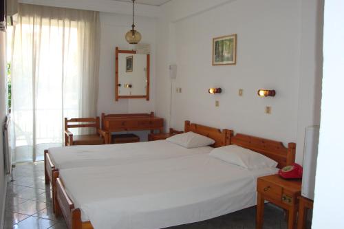 科斯镇卡里斯酒店的卧室配有一张白色大床