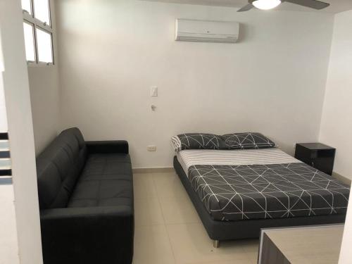 圣玛尔塔EDIFICIO PALANOA APTO 507PQ RODADERO的一间带床和沙发的小卧室