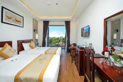 Uptown Hoi An Hotel & Spa客房内的一张或多张床位