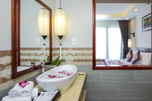 会安Uptown Hoi An Hotel & Spa的一间带水槽和大镜子的浴室