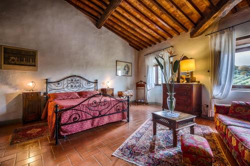 维基奥维拉坎佩斯特里橄榄油度假酒店的一间卧室配有一张床、一张沙发和一张桌子
