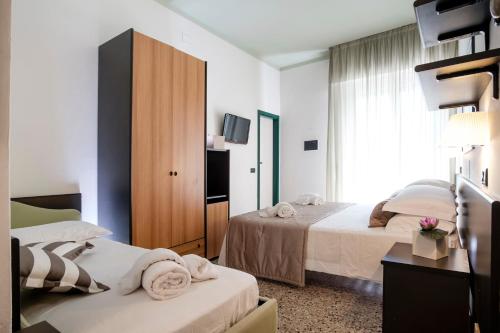 里米尼斯酒店客房内的一张或多张床位