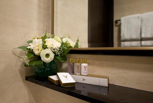 新加坡V Hotel Lavender的浴室内架上的花瓶