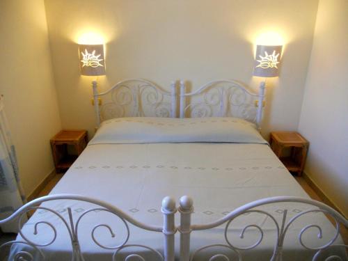 波尔图圣保罗拉塞比阿塔酒店的一张白色的床,上面有两盏灯