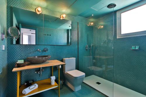 普拉亚登博萨Dorado Ibiza - Adults Only的一间带卫生间和玻璃淋浴间的浴室