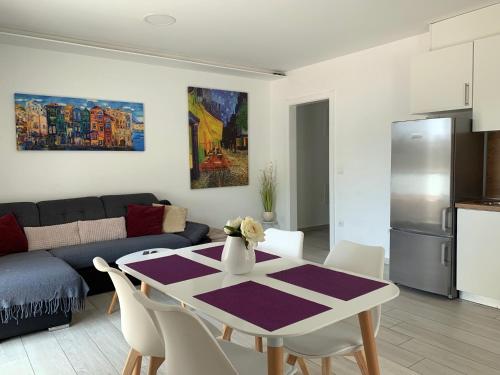 普罗马尼亚Apartments Danica的厨房以及带桌子和沙发的客厅。
