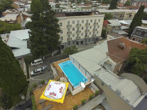 第比利斯ZP宫酒店的享有带游泳池的别墅的顶部景致