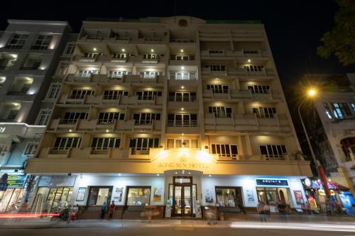 胡志明市西贡奉森酒店的街上的一座建筑