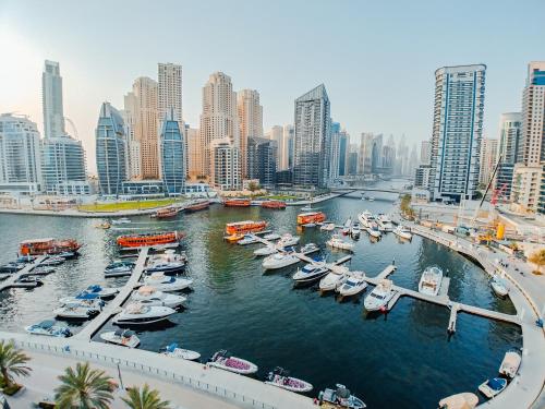 迪拜Spa招牌酒店公寓 的停靠在城市港口的一群船