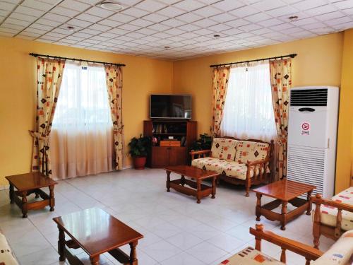 卡尔帕索斯Titania Hotel Karpathos的客厅配有家具和电视。