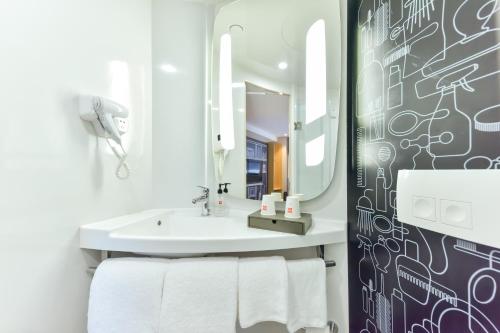 宜必思广州琶洲国际会展中心酒店的一间浴室