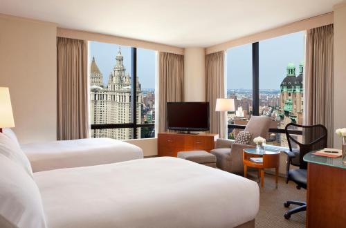 纽约Millennium Downtown New York的酒店客房,设有两张床,享有城市美景。
