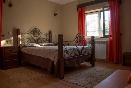 瓜尔达MyStay - Quinta do Tendeiro的一间卧室设有一张大床和一个窗户。