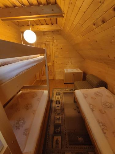 赫拉布斯Drevenica Hrabušice的小木屋内带两张双层床的客房